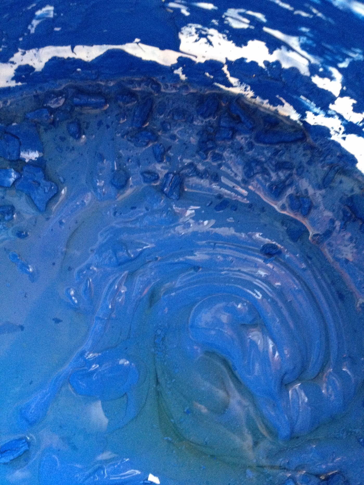 Détail d'une peinture abstraite : des empâtements de bleu profond et de blanc, travaillés en tourbillons.